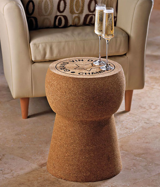 Стол, стул и кулер в виде дизайна
пробки от шампанского